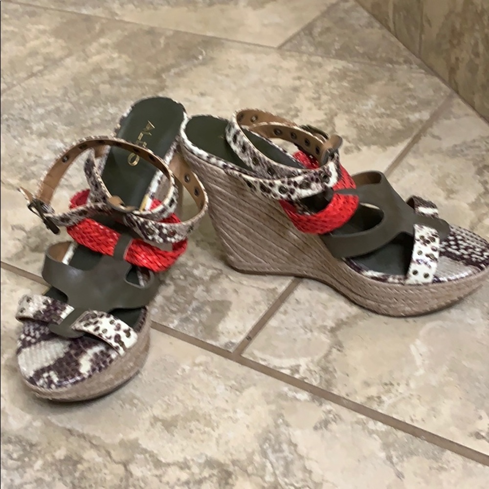 Super cute wedge with coral and snake print!